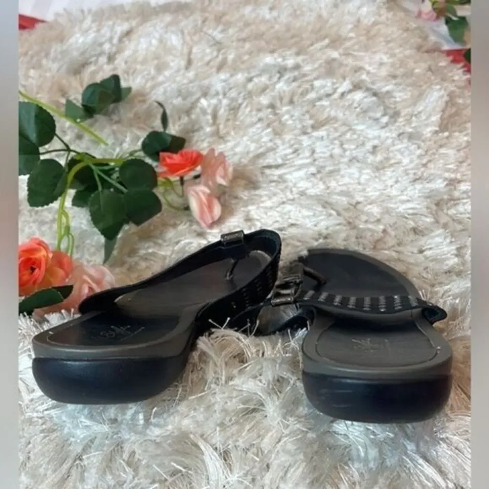 Hush puppies Comfy Strap Sandals black with bronze detail. Rivet detail Size 8.5